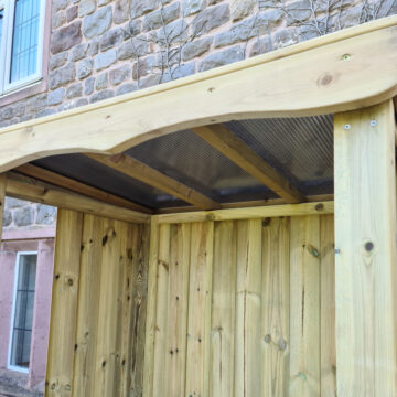 Small Timber Smoking Shelter – Churnet Valley